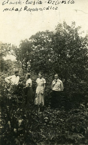 KKE 4940.jpg - Fot. W sadzie. Od lewej: pierwszy Mieczysław Troniewski, Czesława Troniewska (z domu Strumiłło) – siostra Jadwigi Rapackiej (z domu Strumiłło), Jadwiga Strumiłło, Michał Romanowicz, Werejszczyzna, lata 30-te XX wieku.